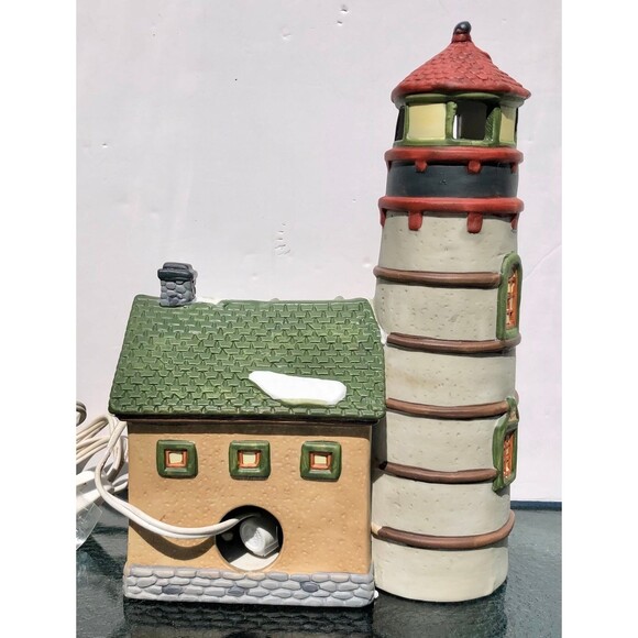 DICKENS KEEPSAKE HERITAGE PORCELAIN LIGHTED HOUSE HAND PAINTED 9 IN X 6.5 IN - Picture 8 of 10